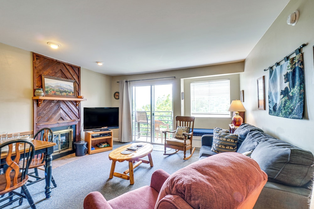 Indoor & Outdoor Pool Access! Condo 3 Mi to Gsmnp