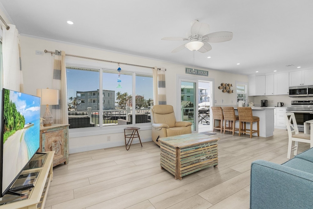 920 Bay Breeze Bungalow: Stunning Bay View Home W/ Heated Pool! 2 Bedroom Home