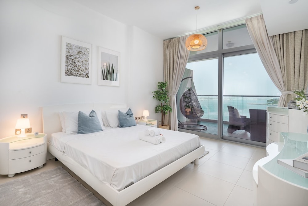Peaceful and Airy 1-bedroom Apartment With the Palm Beach View