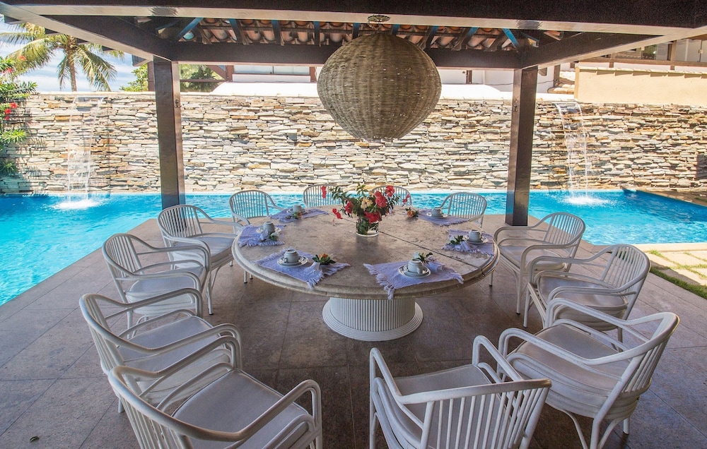 Casa com Cinco Quartos Pé na Areia