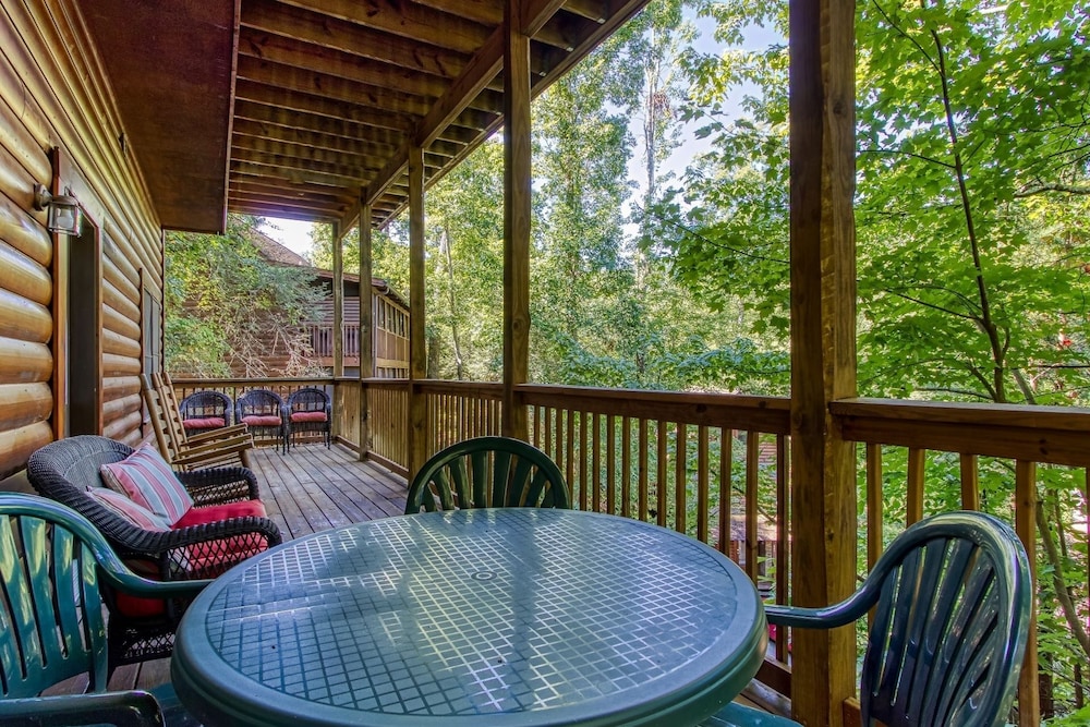 ER222 - Al's Nest - Great Location - Close To Town! 2 Bedroom Cabin by RedAwning view 4