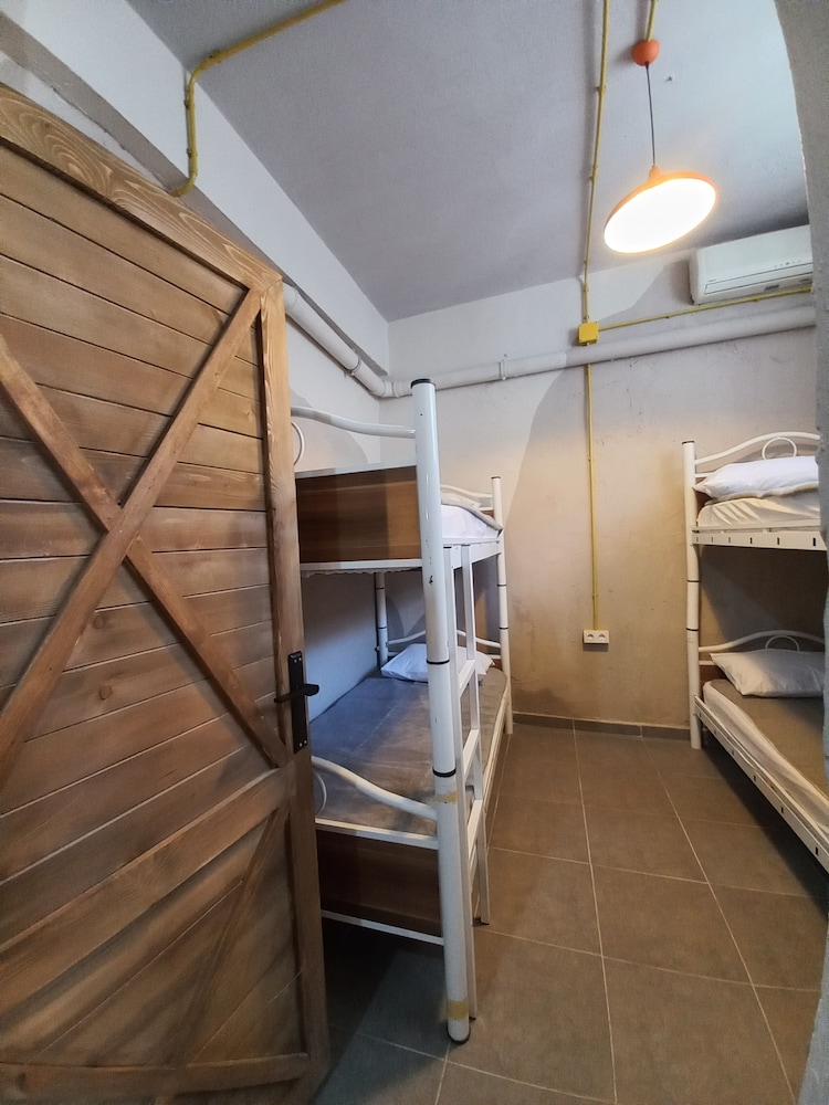 Berlin Hostel & Street