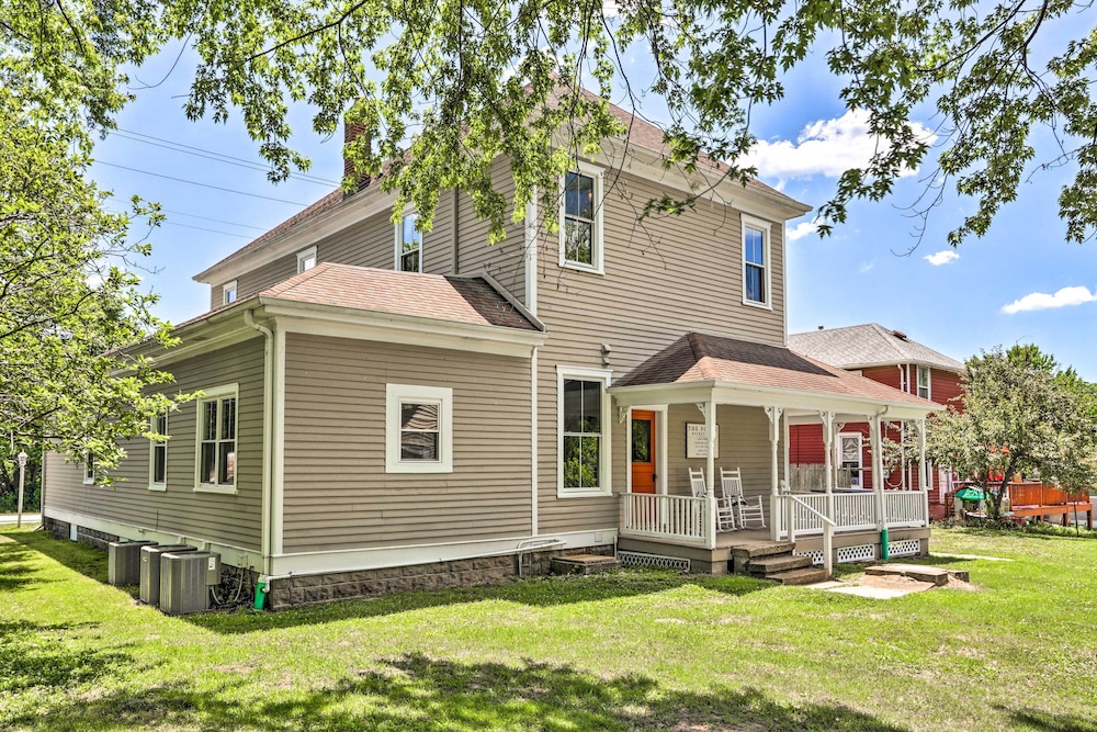 'the Ruebling House': Bright, Modern, & Renovated! view 5