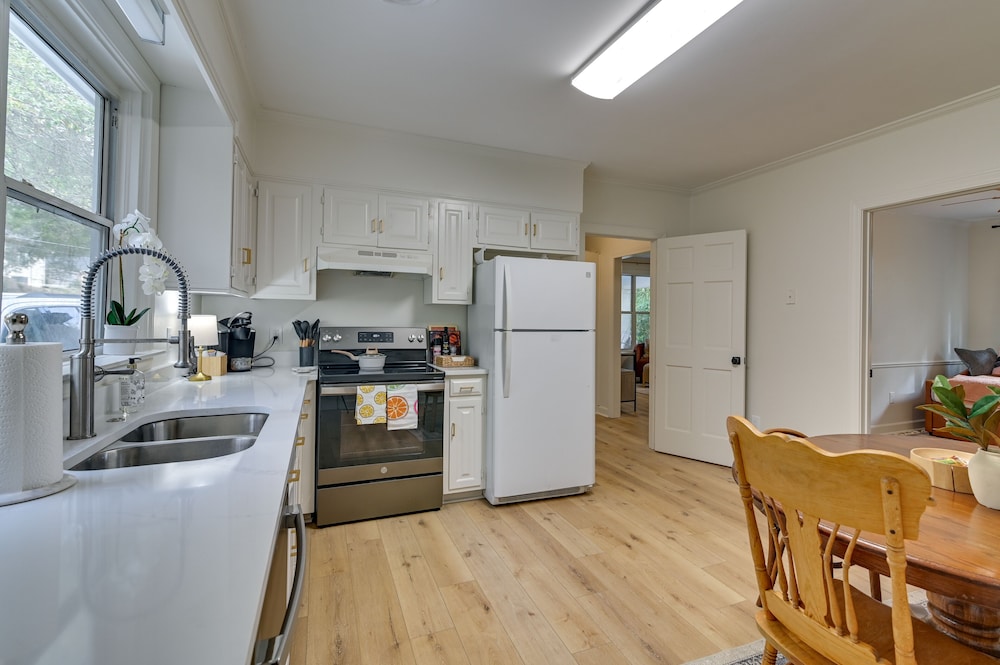 Oxford Vacations - Centrally Located Home Steps to Oxford Square! - Property Image 21