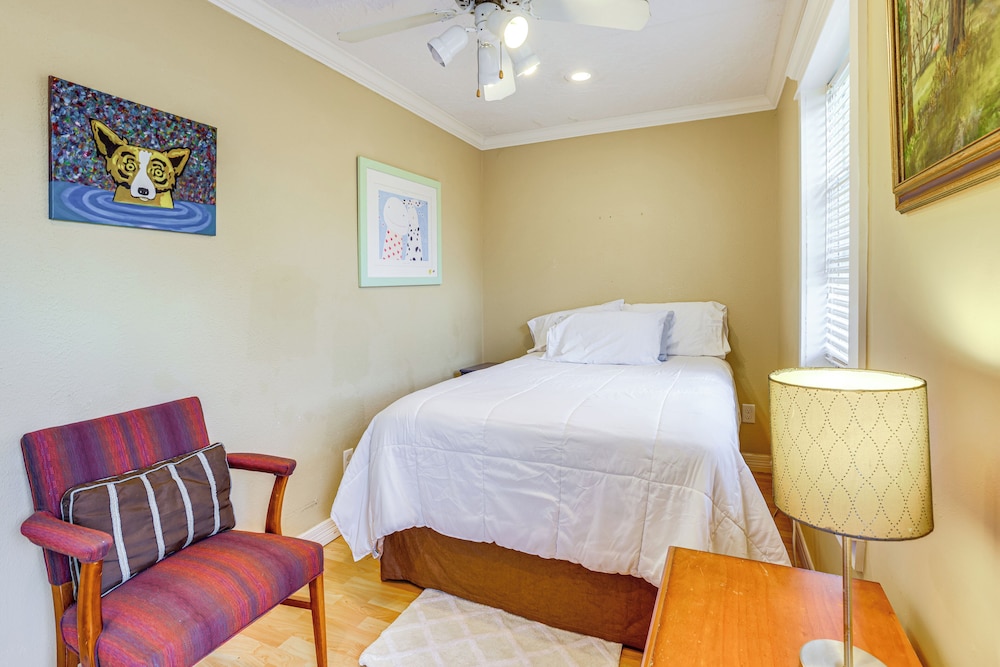 9 Mi to Downtown Houston: Cozy Cottage w/ Patio!