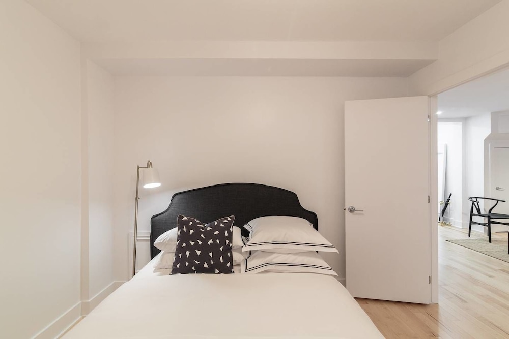 3 Br Luxury & Spacious Apartment in Little Italy - Image 3