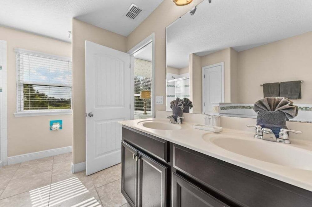 Spacious 5-Bedroom Resort Pool Home with Lake View 5 Villa