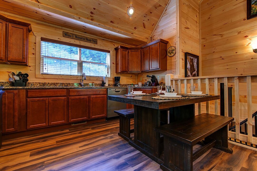 Grin Inn Bear It - 2 Bedrooms, 2 Baths, Sleeps 6 Home by RedAwning