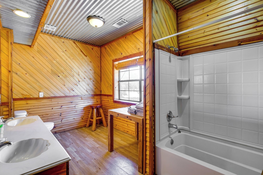 Group Getaway! Multi-level Lodge on Lake Tawakoni