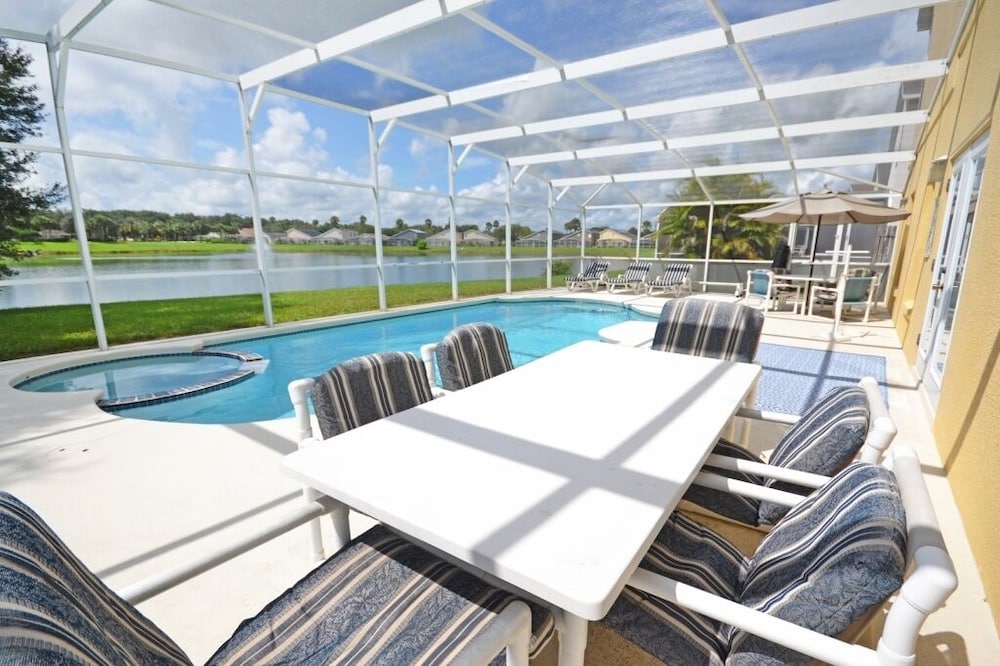 Beautiful 5 Bedroom Home With Large South-facing Pool