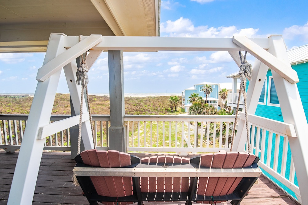 Beach Front Baby Ocean Views, Golf Cart & Pet Friendly!