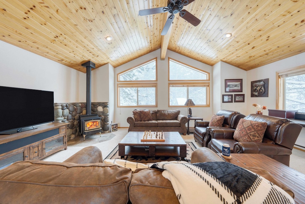 Cabin Retreat w/ Hot Tub & Fireplace - Near Northstar and Downtown Truckee