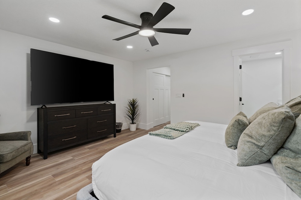 All-new Luxe Stay Views, Sauna & Hot Tub 7 Bedroom Villa