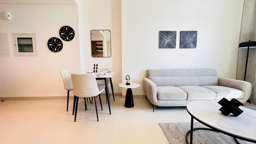 OYO HOME 1350 Premium 1-bed Apt Burj Crown