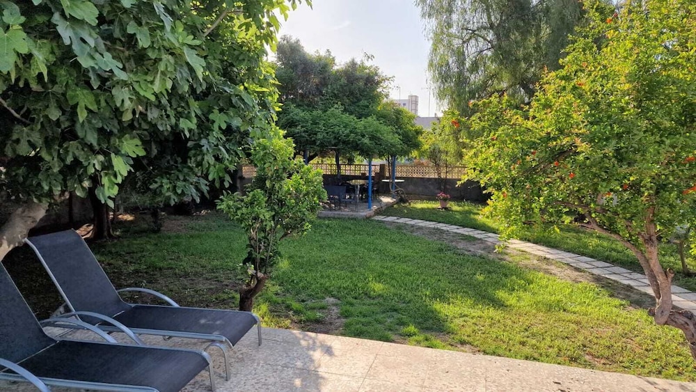 House With Exclusive Pool and Garden 7 min Walk From the Beach and the Center