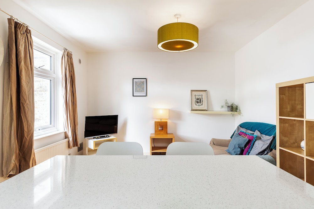 A Tranquil One-bedroom Flat Near Brockwell Park
