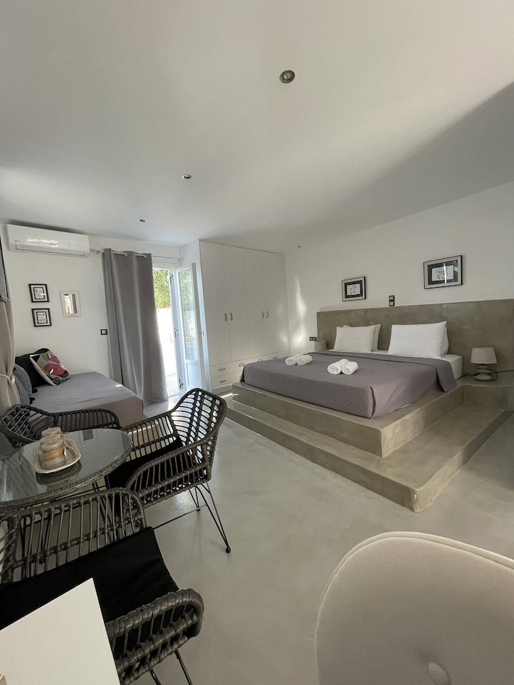 Zoumis Residence