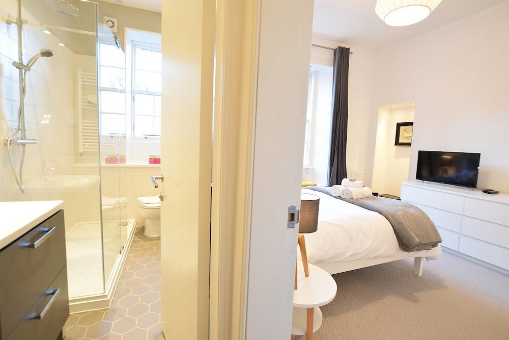 JOIVY City Centre Chic for two Next to Calton Hill view 3