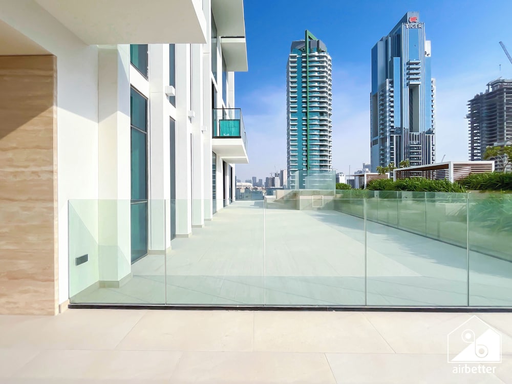 Luxury 1BR Balcony, Pool, Gym Prime Location