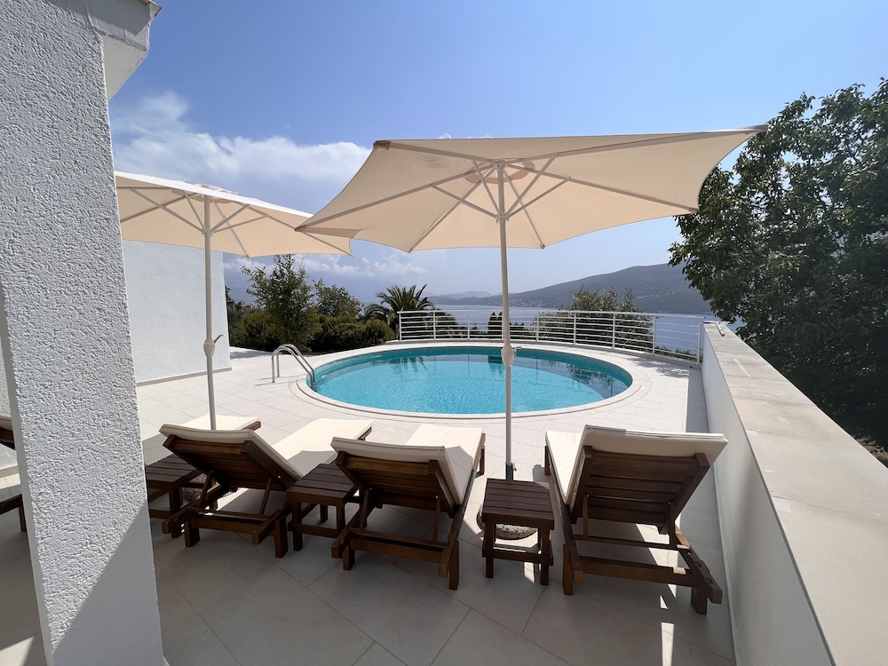 Remarkable 4-bed Villa in Denovici photo 5