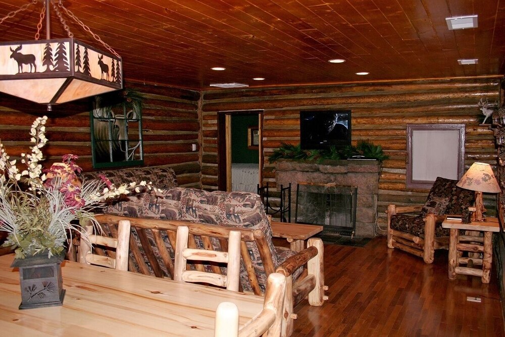 Triple R Cottages: 8 2 Bedroom Cabin view 2