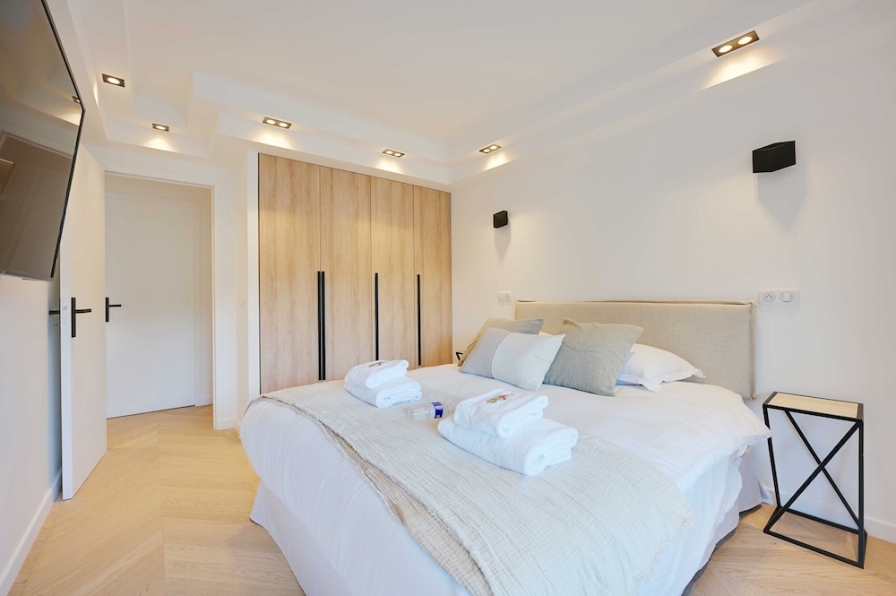 Charming Apt With AC & Balcony