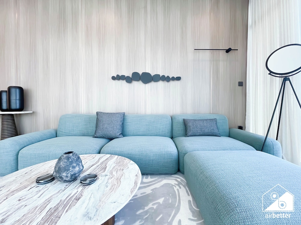 Luxurious 3BR Canal View Apartment Pool + Gym
