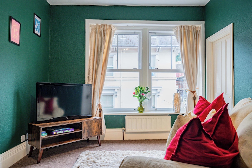 Host Stay Broadbanks Apartment