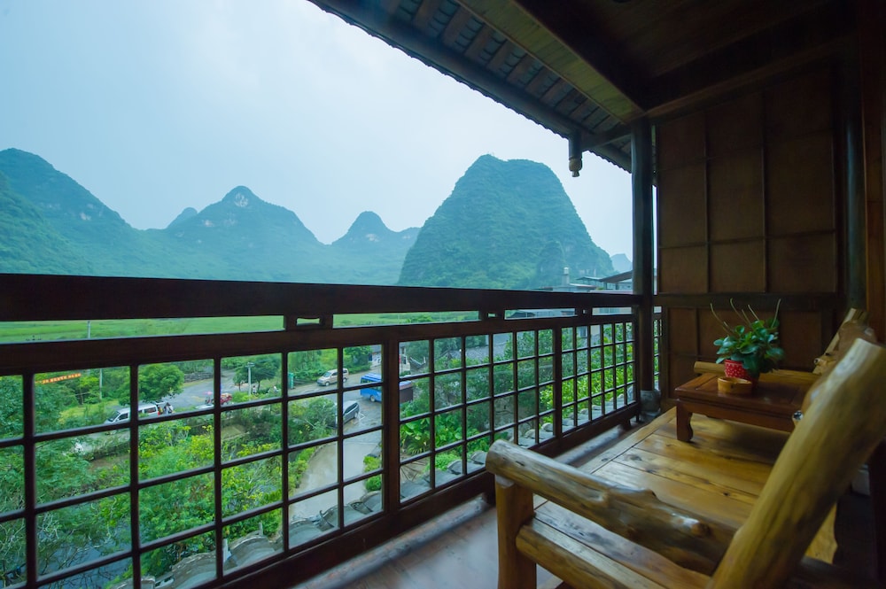 Yangshuo Scenic Mountain Retreat