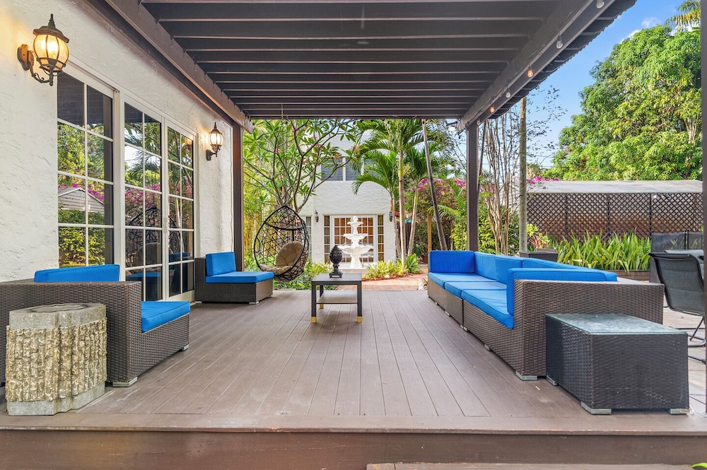 2 Mansions with Pool in West Palm Beach