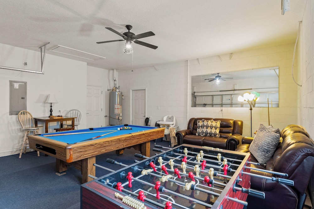 Poolside At Calabay - Home for 11 With Game Room, Pool & Hot Tub