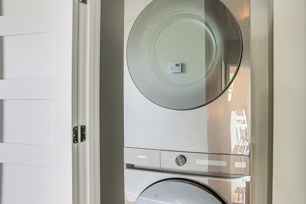 3 Mi to Dtwn Dallas: Pet-friendly Retreat w/ Yard