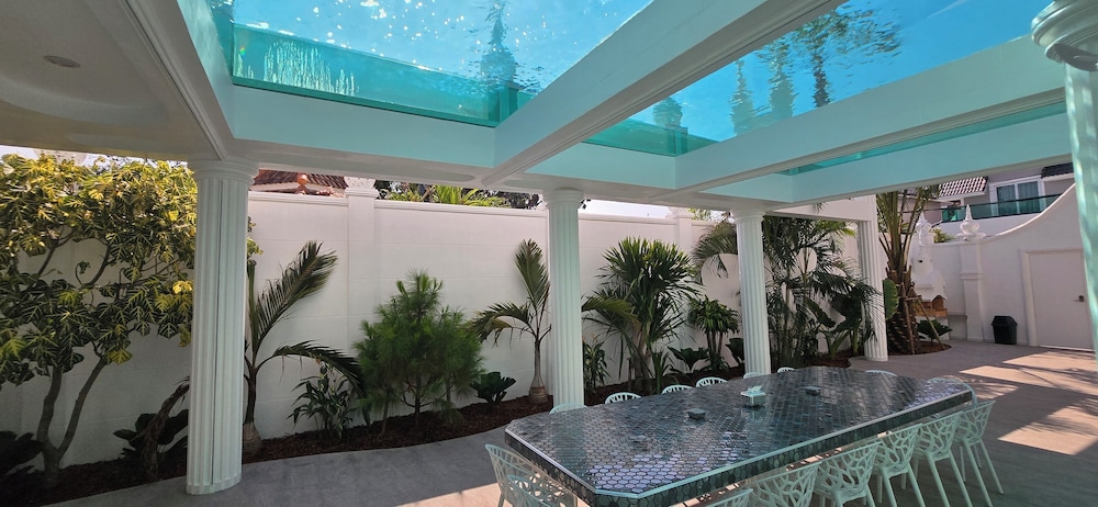 STARLAND Luxury Pool Villa Pattaya 8 Bedrooms