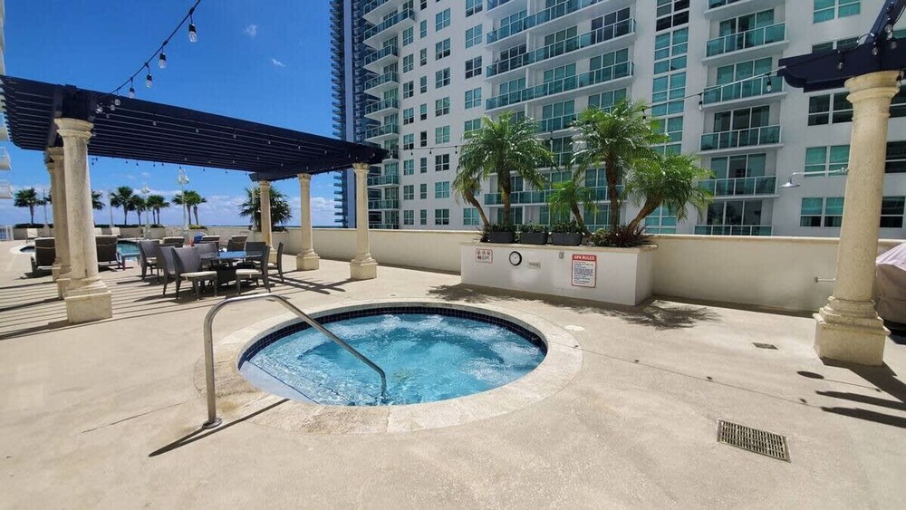 Modern 1-br Condo in Upscale Brickell Locale