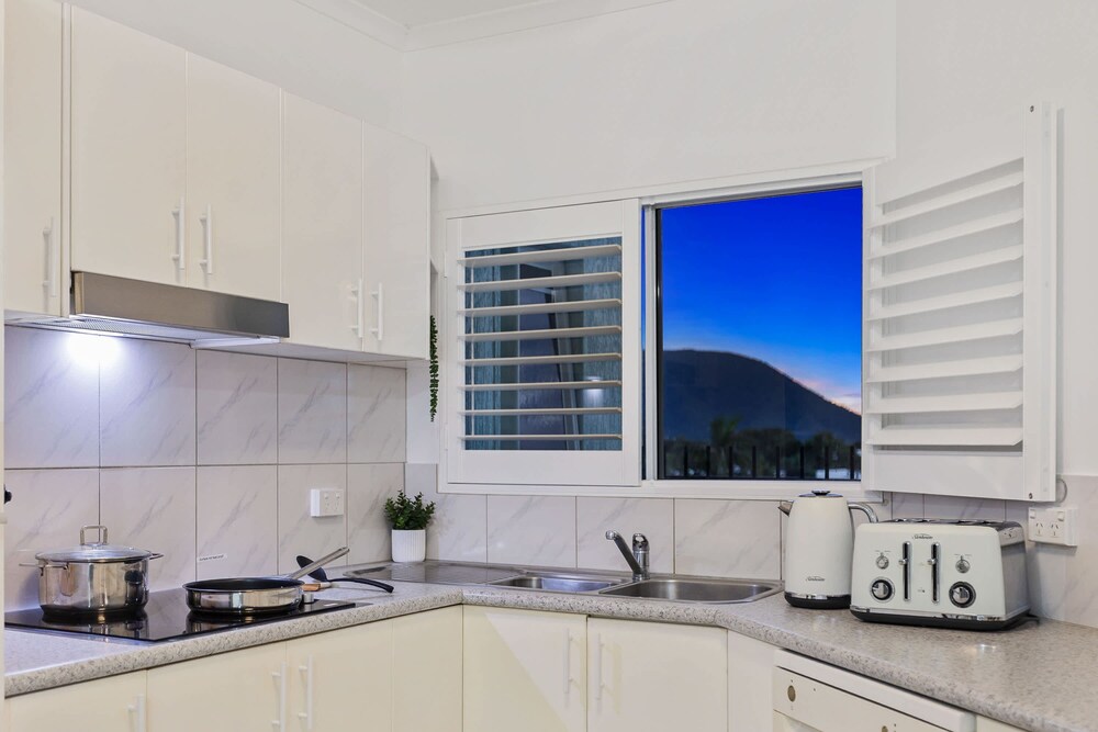 Palm Sea Trinity Beach