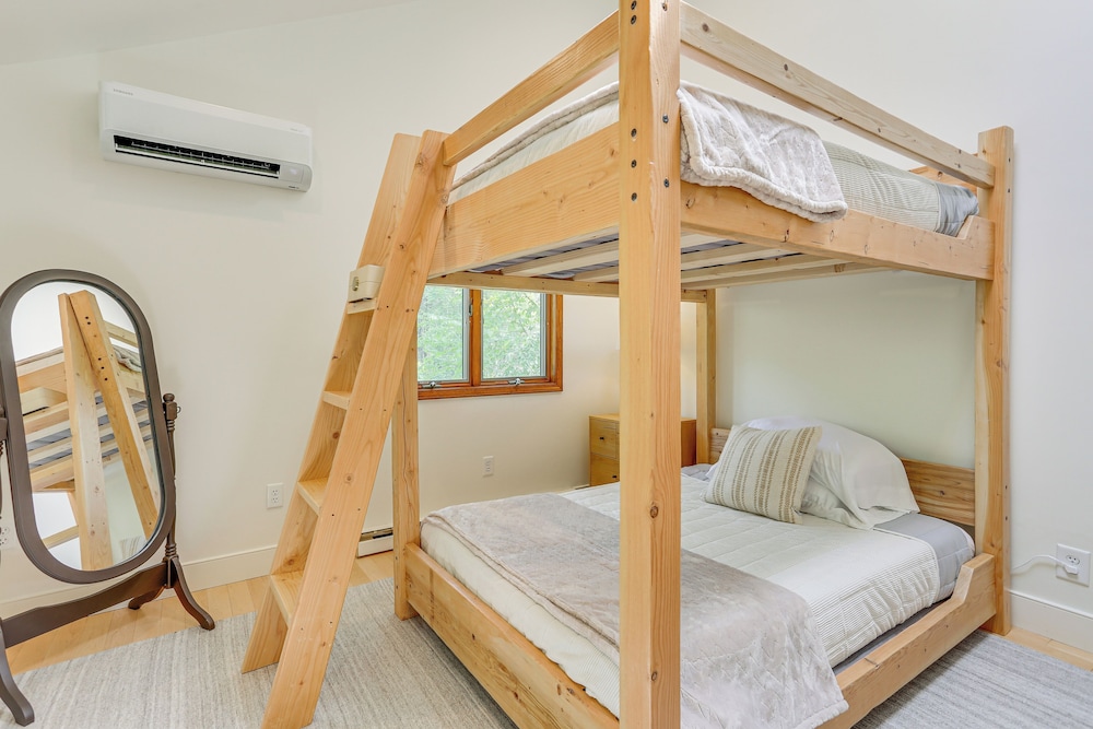 13 Mi to Ski Big Bear: Updated Getaway w/ Deck