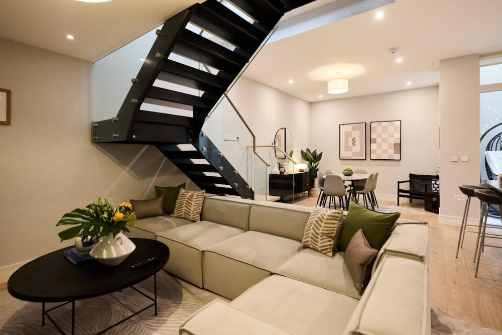 The Avery Hideout - Spacious 3bdr House With Rooftop Terrace