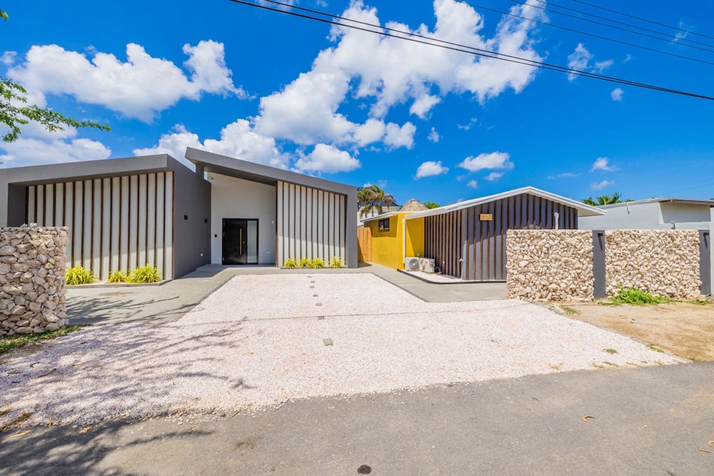 Brand NEW 2br1ba w Privatepool in Amazing Location