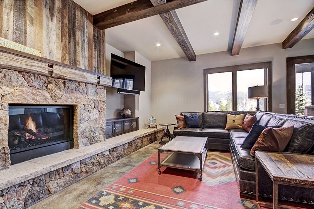 Hawk's Hideaway 6 Bedroom Home
