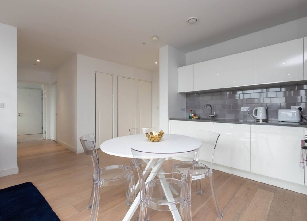 Bright and Modern 2 Bedroom Flat in Royal Wharf