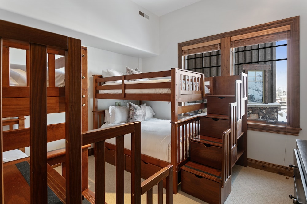 Grand Lodge - Three Bedroom #201 - Ski-in/ski-out 3 Condo