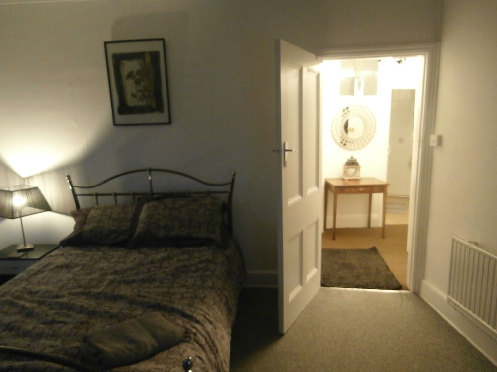 Charming Seafront 2-bed Apartment in Llandudno view 4