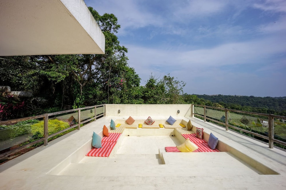 Stunning Hilltop 3BR Villa w Pool and River View