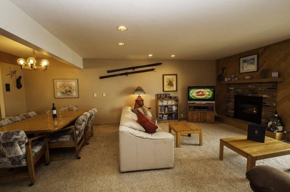 Snowdance Condominiums 2 Bedroom Apartment by Key to the Rockies