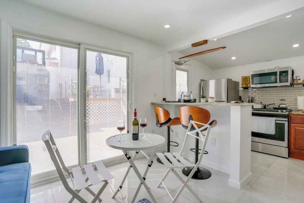 Easy NYC Access: Sleek Hillside Guest House