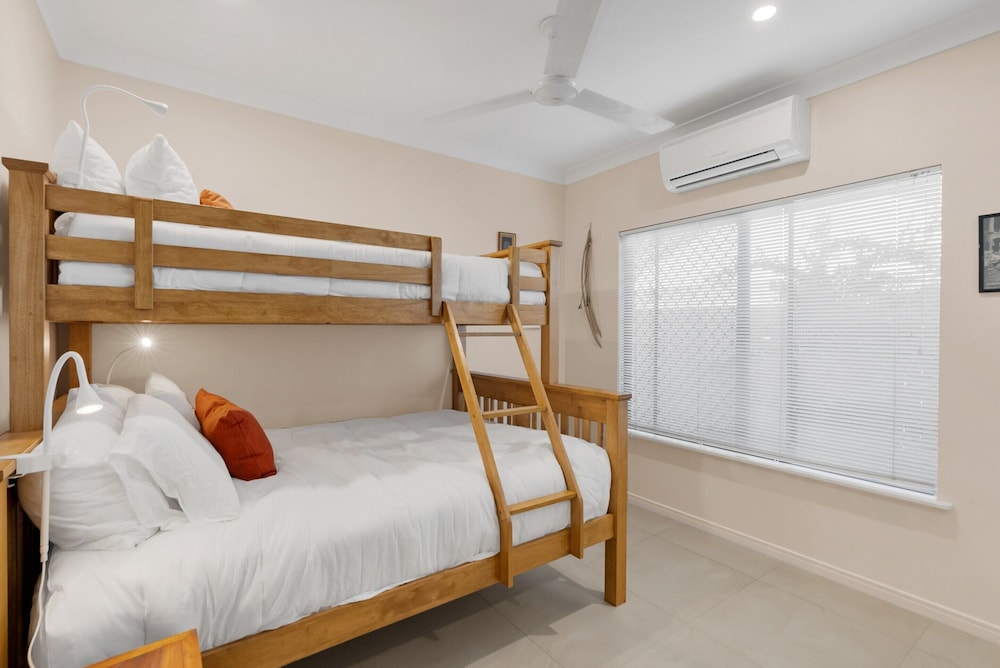 3-bed Family Home With Pool & BBQ by the Beach
