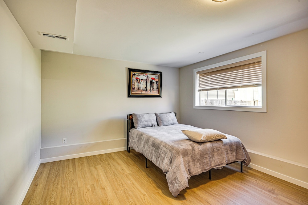 1 Mi to Puget Sound Shores: Modern Des Moines Apt!