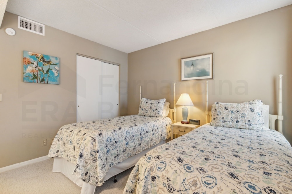 Ocean View Condo, Easy Acces to the Pool and Private Walkway to the Beach by RedAwning