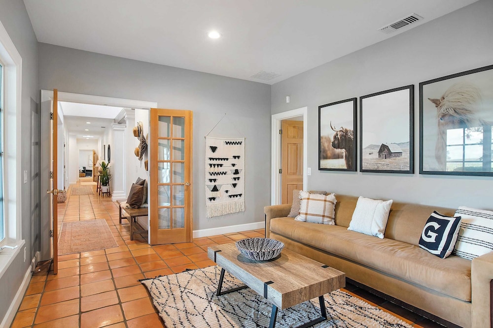 Wellsona Vineyard Retreat + Pool, Hot Tub, Views Main Home + Guest Home