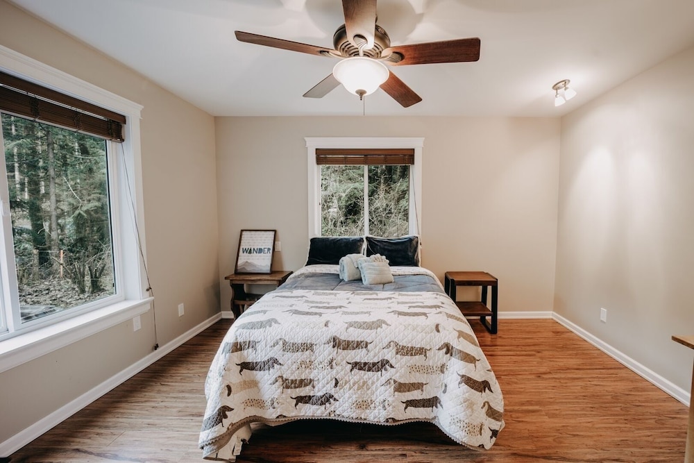 22mbr - Wi-fi - Fireplace - Pets Ok - Sleeps 8 4 Bedroom Cabin by Redawning view 2